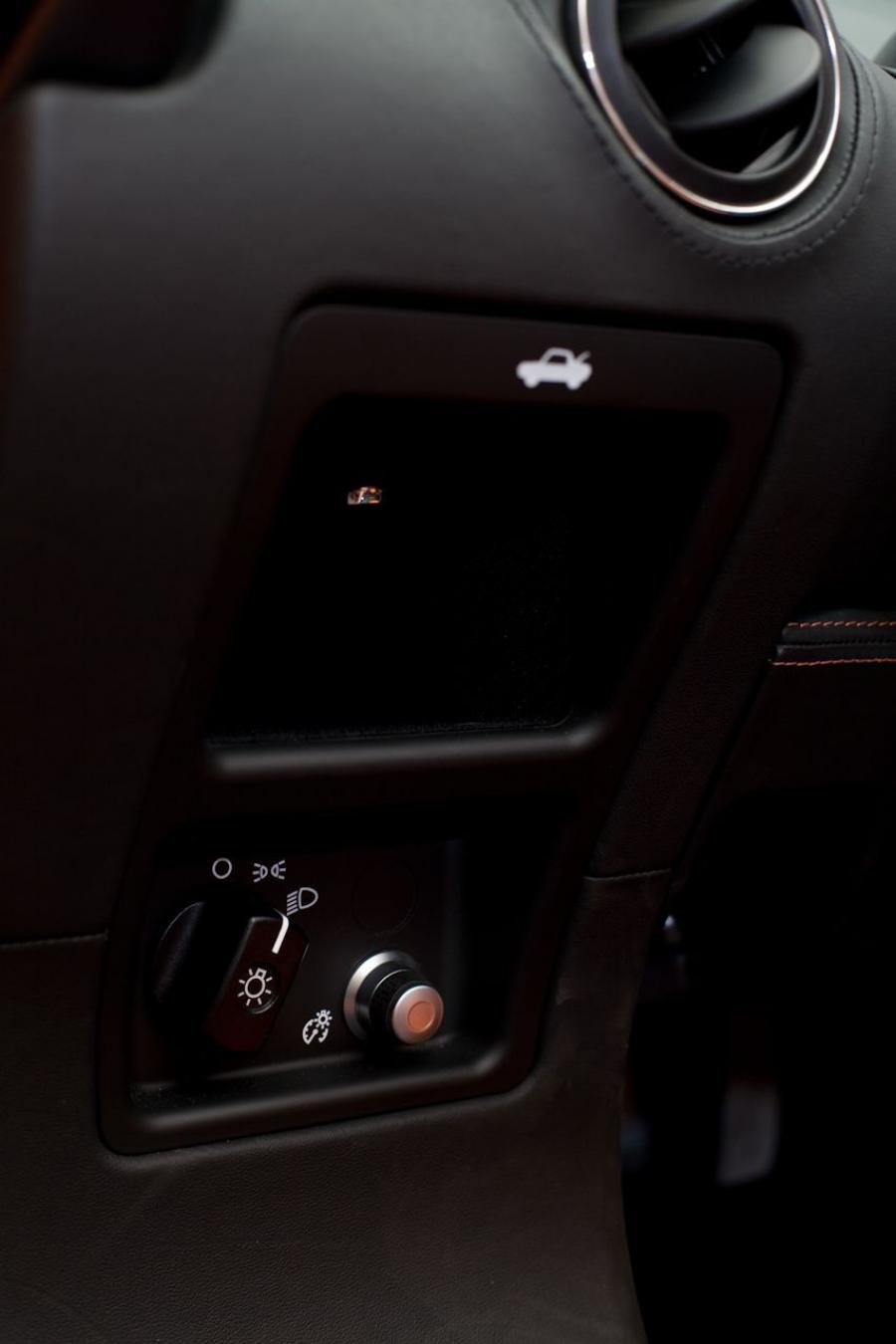 Детали интерьера Tesla Roadster Sport 2010 года  (фото 34 из 66)